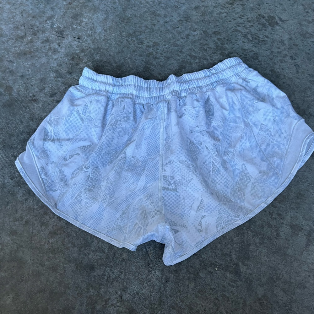 Lululemon hotty hot shorts size 6 - Picture 2 of 3